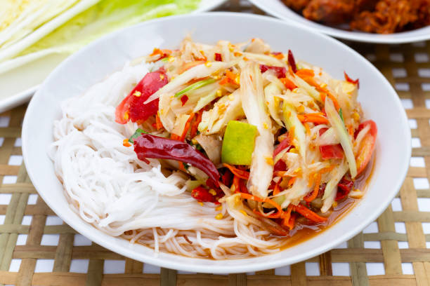 istock Spicy green papaya salad with vermicelli. 1395328402
