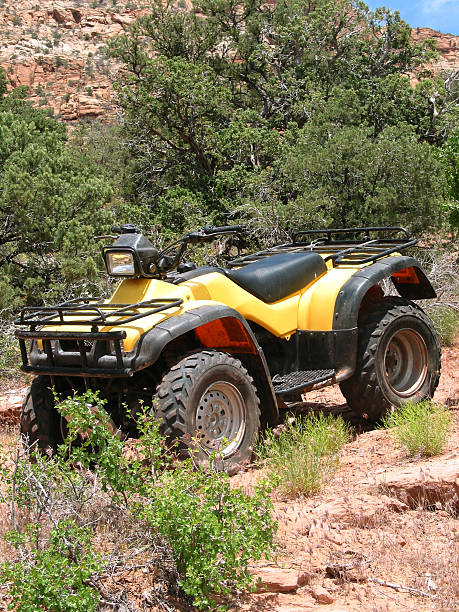 amarillo atv - off road vehicle quadbike 4x4 stationary fotografías e imágenes de stock