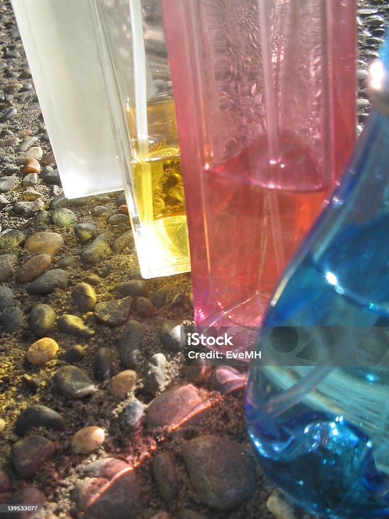 Цветной бутылки духов - Стоковые фото Бетон роялти-фри
