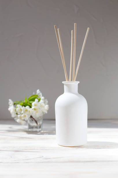 diffuseur de roseaux aromatiques - flower bamboo white scented photos et images de collection