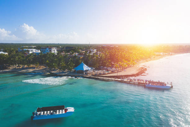 dominicus beach at bayahibe with caribbean sea, sandy seashore and pier at sunset. aerial view - la romana fotos stockfoto's en -beelden