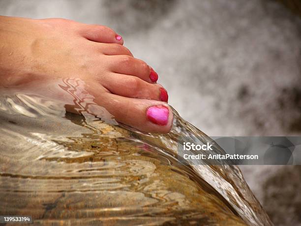 Camminare Nellacqua - Fotografie stock e altre immagini di Acqua - Acqua, Adulto, Ambientazione esterna