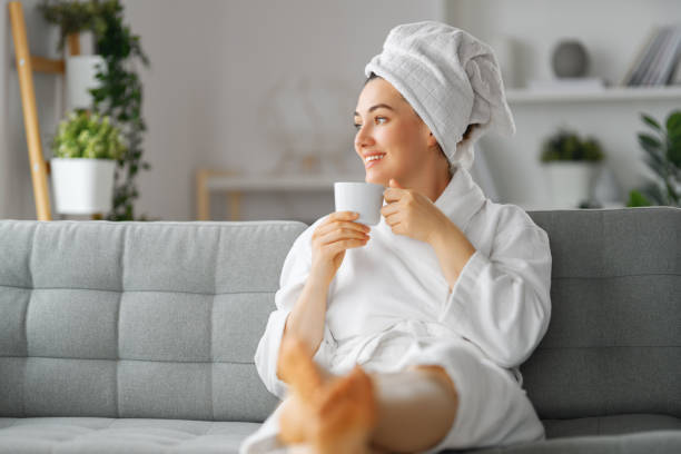 la mujer se relaja después de un baño - bathrobe women cup towel fotografías e imágenes de stock