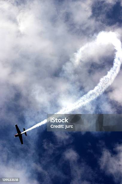 Acrobata - Fotografias de stock e mais imagens de Acrobata - Acrobata, Atividade, Atuação