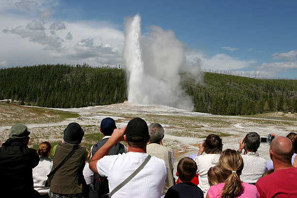 turismo de yellowstone - reliability old old faithful famous place - fotografias e filmes do acervo