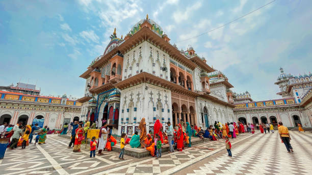 janaki mandir é um templo hindu dedicado à deusa sita: 22 de abril de 2022 - janakpur, nepal - janaki mandir - fotografias e filmes do acervo