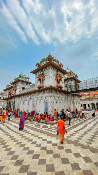 janaki mandir é um templo hindu dedicado à deusa sita: 22 de abril de 2022 - janakpur, nepal - janaki mandir - fotografias e filmes do acervo