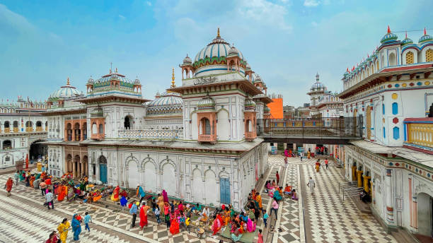 janaki mandir é um templo hindu dedicado à deusa sita: 22 de abril de 2022 - janakpur, nepal - janaki mandir - fotografias e filmes do acervo