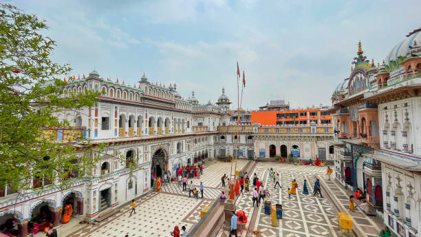 janaki mandir é um templo hindu dedicado à deusa sita: 22 de abril de 2022 - janakpur, nepal - janaki mandir - fotografias e filmes do acervo