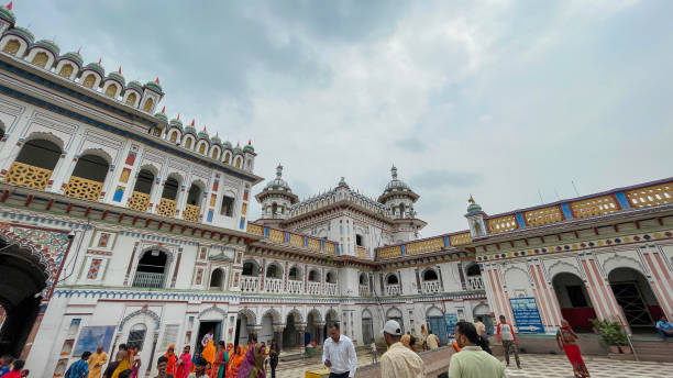 janaki mandir é um templo hindu dedicado à deusa sita: 22 de abril de 2022 - janakpur, nepal - janaki mandir - fotografias e filmes do acervo