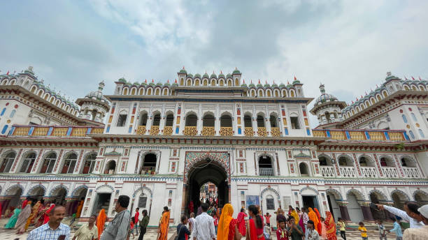 janaki mandir é um templo hindu dedicado à deusa sita: 22 de abril de 2022 - janakpur, nepal - janaki mandir - fotografias e filmes do acervo