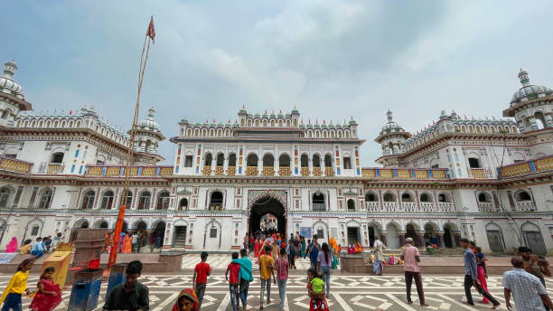 janaki mandir é um templo hindu dedicado à deusa sita: 22 de abril de 2022 - janakpur, nepal - janaki mandir - fotografias e filmes do acervo