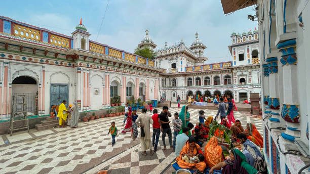 janaki mandir é um templo hindu dedicado à deusa sita: 22 de abril de 2022 - janakpur, nepal - janaki mandir - fotografias e filmes do acervo