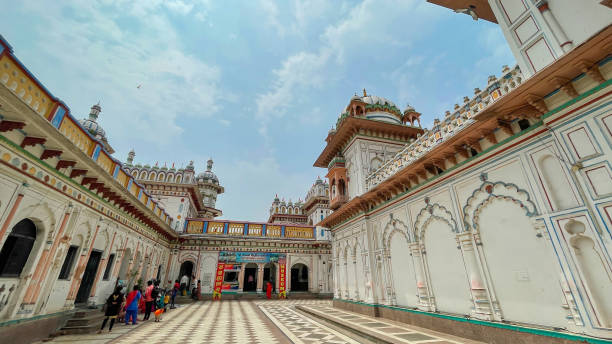 janaki mandir é um templo hindu dedicado à deusa sita: 22 de abril de 2022 - janakpur, nepal - janaki mandir - fotografias e filmes do acervo