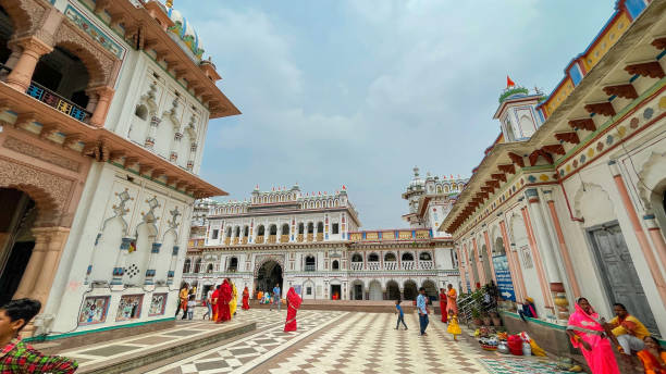 janaki mandir é um templo hindu dedicado à deusa sita: 22 de abril de 2022 - janakpur, nepal - janaki mandir - fotografias e filmes do acervo