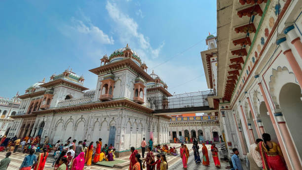 janaki mandir é um templo hindu dedicado à deusa sita: 22 de abril de 2022 - janakpur, nepal - janaki mandir - fotografias e filmes do acervo