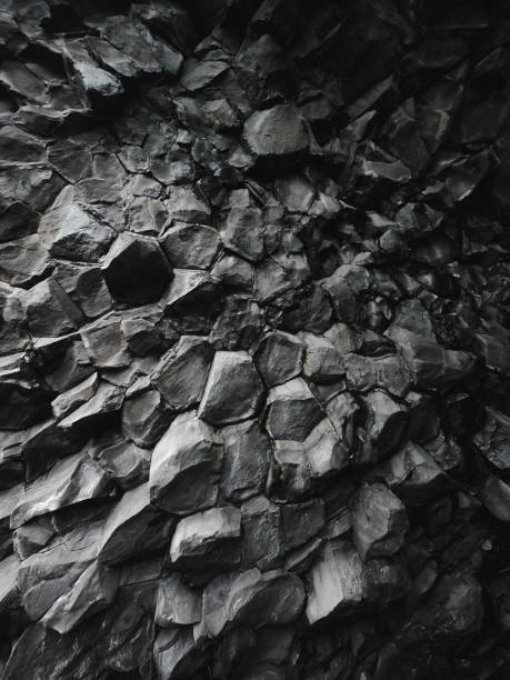 la formation rocheuse de black sand beach reynisfjara - igneous rock photos et images de collection