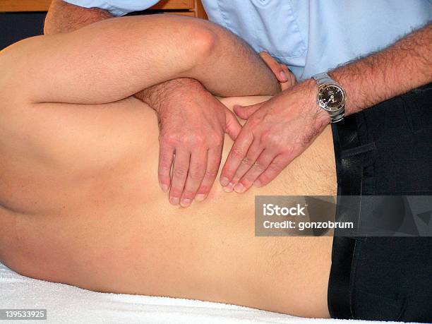 Osteopata Dores De Costas - Fotografias de stock e mais imagens de Dor de Costas - Dor de Costas, Homens, Adulto