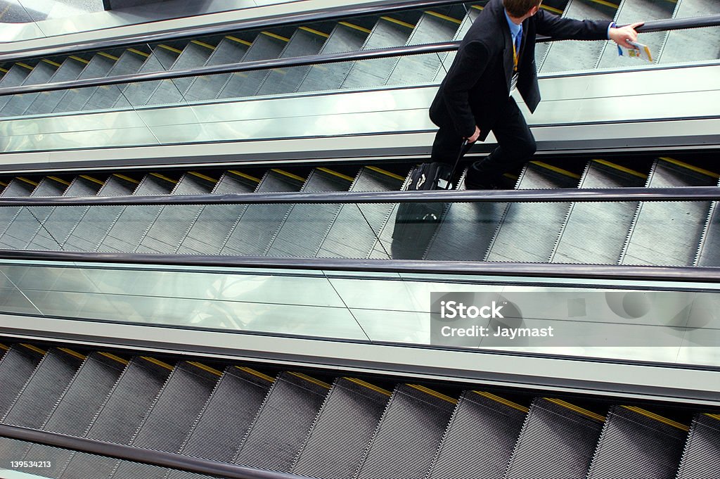 Biznesmen na schodach ruchomych-seria - Zbiór zdjęć royalty-free (Schody ruchome)