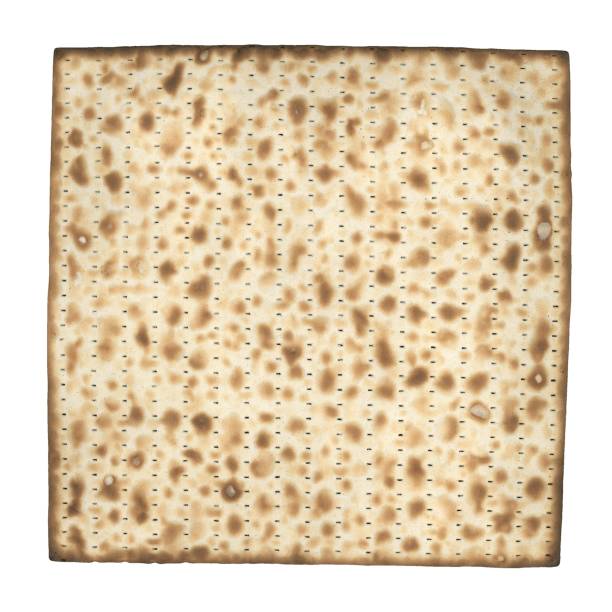 matzah pain sans levain nourriture cuite isolée sur blanc - matzo photos et images de collection