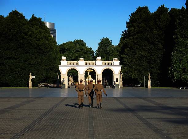 túmulo do soldado desconhecido (varsóvia - honor guard protection security guard tourist - fotografias e filmes do acervo