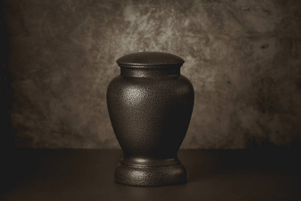 cremation urn - cinza imagens e fotografias de stock