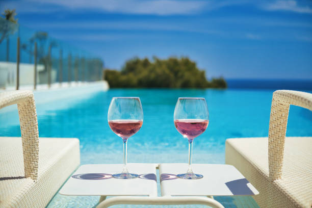 коктейли шезлонги на бассейне, море, голубое небо фон - swimming pool luxury contemporary deck chair стоковые фото и изображения