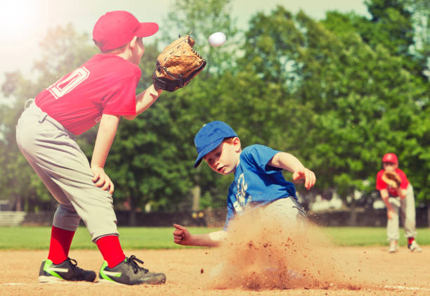 joueur de baseball - baseball hitting baseball player child photos et images de collection