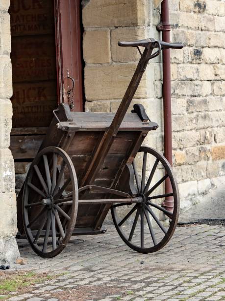 小さなアンティーク石炭ワゴン。 - wagon wheel ストックフォトと画像
