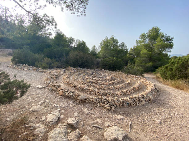 círculos de pedra hippie na ilha de ibiza perto de atlantis - stone circle - fotografias e filmes do acervo