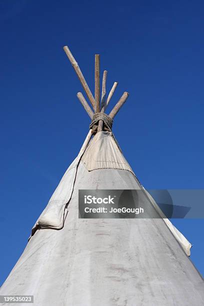 Teepee - Fotografie stock e altre immagini di Ambientazione esterna - Ambientazione esterna, Campeggiare, Composizione verticale