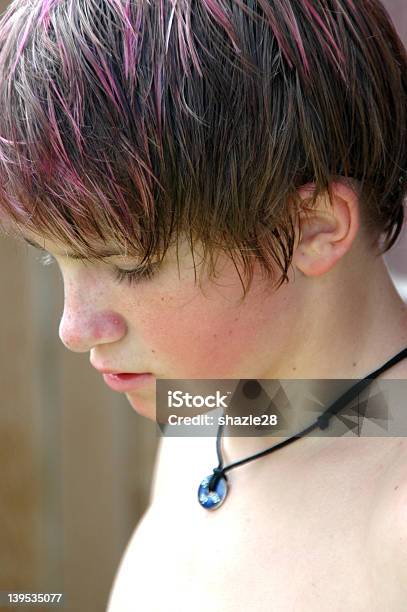 Teen Ragazzo Profilo - Fotografie stock e altre immagini di Capelli - Capelli, Mèche, Rosa - Colore