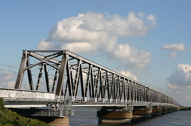 puente moerdijk' - construction frame bridge built structure sunbeam fotografías e imágenes de stock
