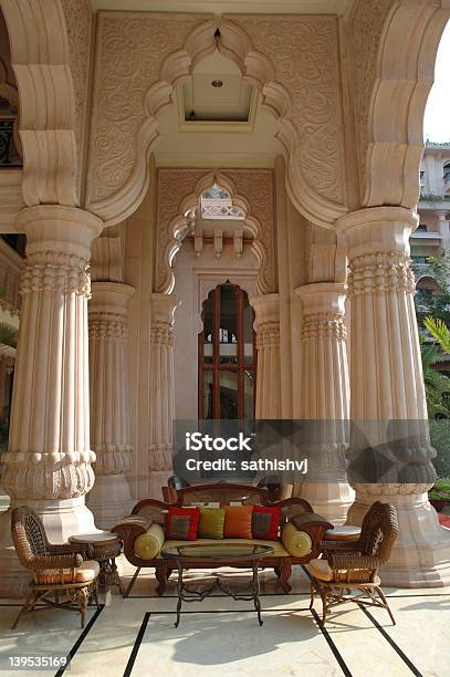 Juego De Sofá Y Arcos Foto de stock y más banco de imágenes de Hotel - Hotel, Bangalore, Reunión