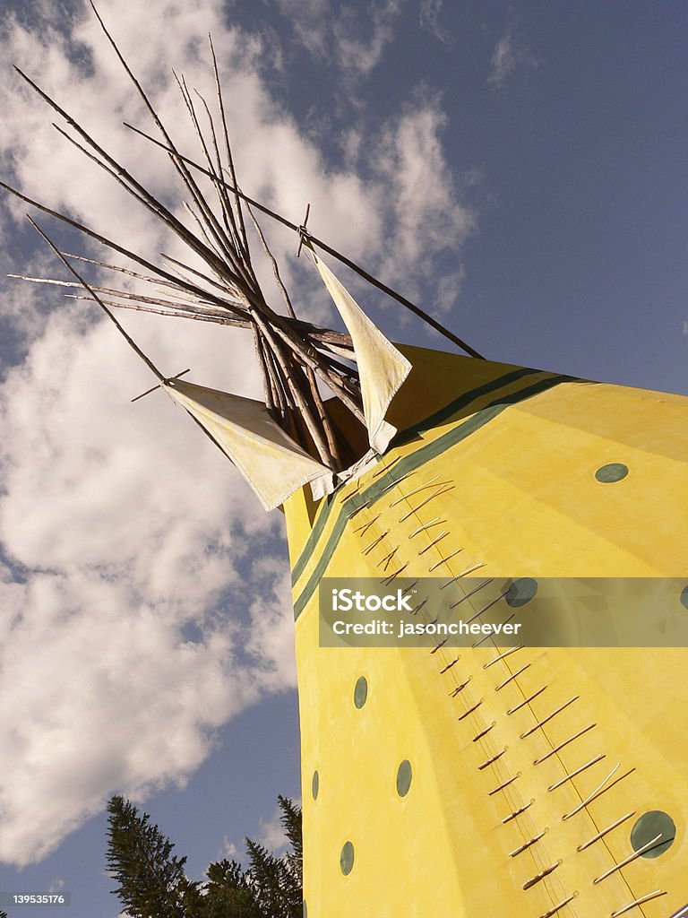 Tipi et arbres - Photo de Abri de plage libre de droits