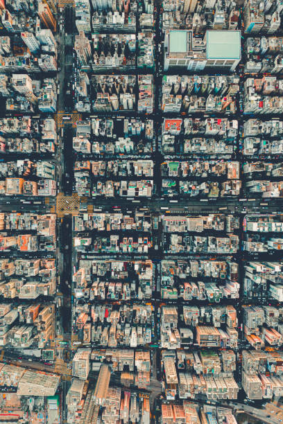 vista aérea de los apartamentos de hong kong en el fondo del paisaje urbano, distrito de sham shui po. distrito residencial en ciudad inteligente en asia - too small architecture in a row apartment fotografías e imágenes de stock