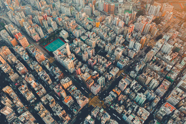 vista aérea de los apartamentos de hong kong en el fondo del paisaje urbano, distrito de sham shui po. distrito residencial en ciudad inteligente en asia - too small architecture in a row apartment fotografías e imágenes de stock