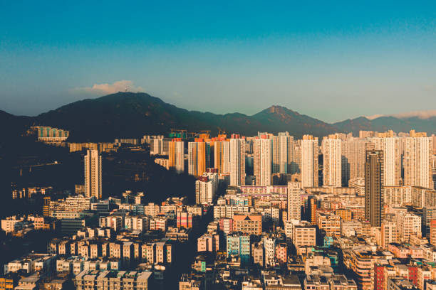 vista aérea de los apartamentos de hong kong en el fondo del paisaje urbano, distrito de sham shui po. distrito residencial en ciudad inteligente en asia - too small architecture in a row apartment fotografías e imágenes de stock