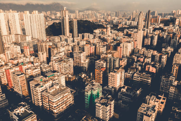 vue aérienne d’appartements à hong kong en arrière-plan urbain, district de sham shui po. quartier résidentiel dans la ville intelligente en asie - too small architecture in a row apartment photos et images de collection