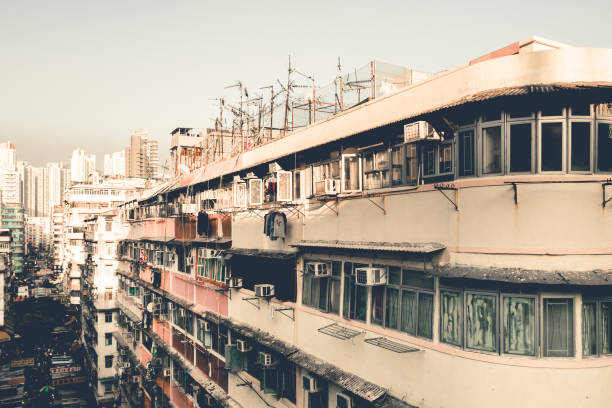 vista aérea de los apartamentos de hong kong en el fondo del paisaje urbano, distrito de sham shui po. distrito residencial en ciudad inteligente en asia - too small architecture in a row apartment fotografías e imágenes de stock