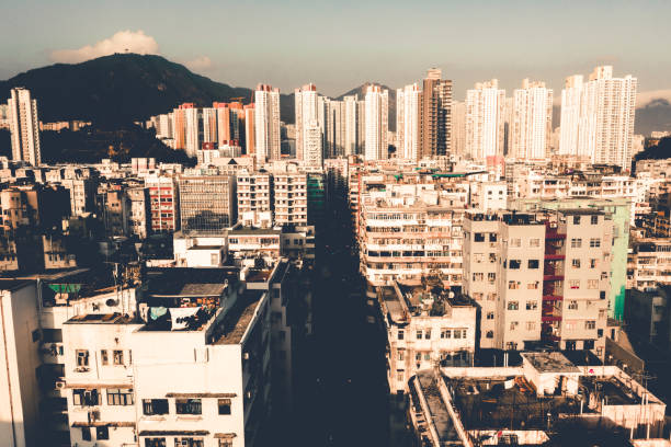 vista aérea de los apartamentos de hong kong en el fondo del paisaje urbano, distrito de sham shui po. distrito residencial en ciudad inteligente en asia - too small architecture in a row apartment fotografías e imágenes de stock