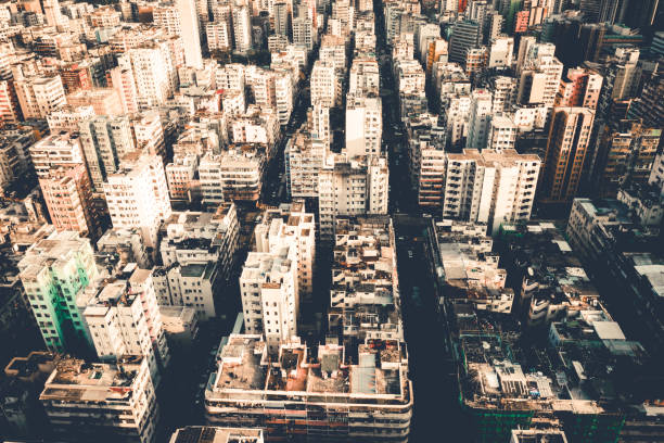 vue aérienne des appartements de hong kong en arrière-plan du paysage urbain, district de sham shui po. quartier résidentiel dans la ville intelligente en asie - too small architecture in a row apartment photos et images de collection