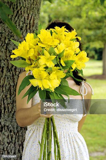 Flores Para Si - Fotografias de stock e mais imagens de Adulto - Adulto, Amarelo, Ao Ar Livre