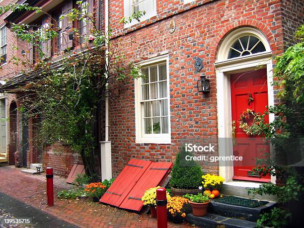 Czerwone Drzwi - zdjęcia stockowe i więcej obrazów Drzwi - Drzwi, Piwnica, Jesień