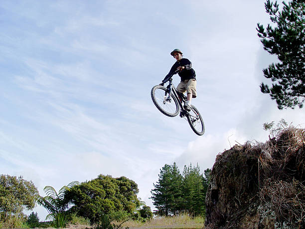 salto de bicicleta de montaña extrema - bmx cycling sport teenagers only teenager fotografías e imágenes de stock