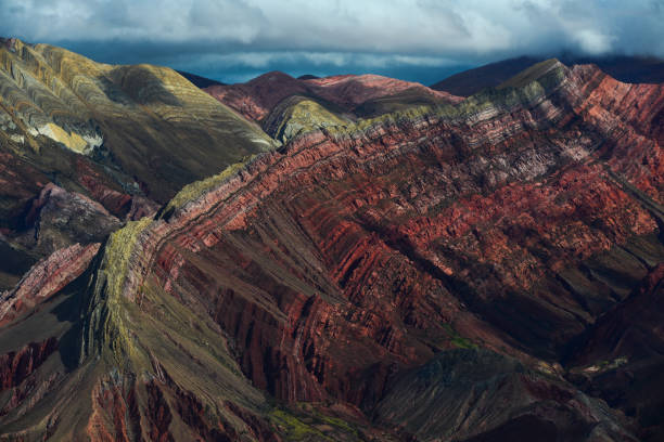 serranía de hornocal의 장엄한 지질 학적 지형 - landforms 뉴스 사진 이미지