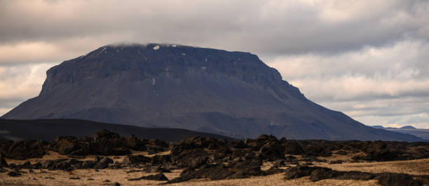 panoramiczny widok na płaski wulkan herðubreið - flattop mountain zdjęcia i obrazy z banku zdjęć