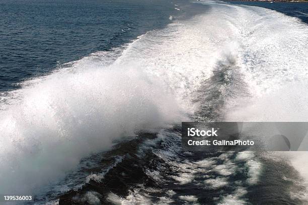 Terminale Traghetti - Fotografie stock e altre immagini di Curvo - Curvo, Mezzo di trasporto marittimo, Scia dell'onda