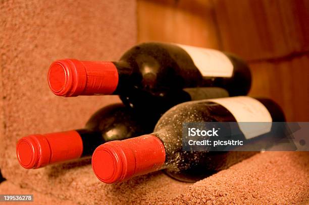 Três Garrafas De Vinho - Fotografias de stock e mais imagens de Adega - Adega, Bebida, Bebida Alcoólica