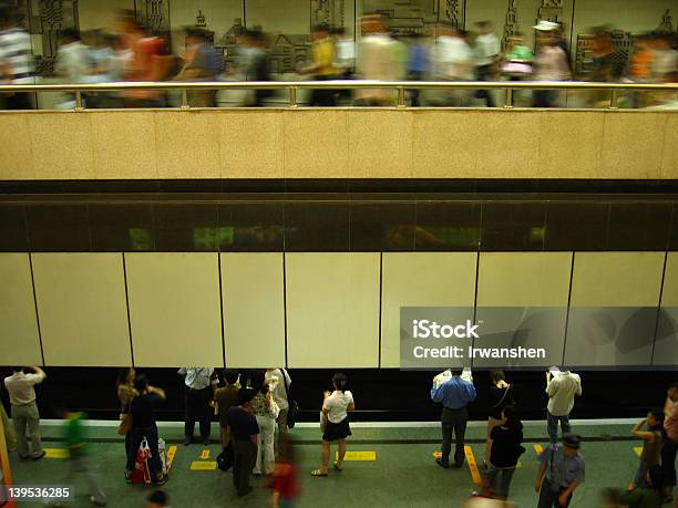 Estación De Metro Foto de stock y más banco de imágenes de Actividad - Actividad, Amarillo - Color, Andén de estación de metro